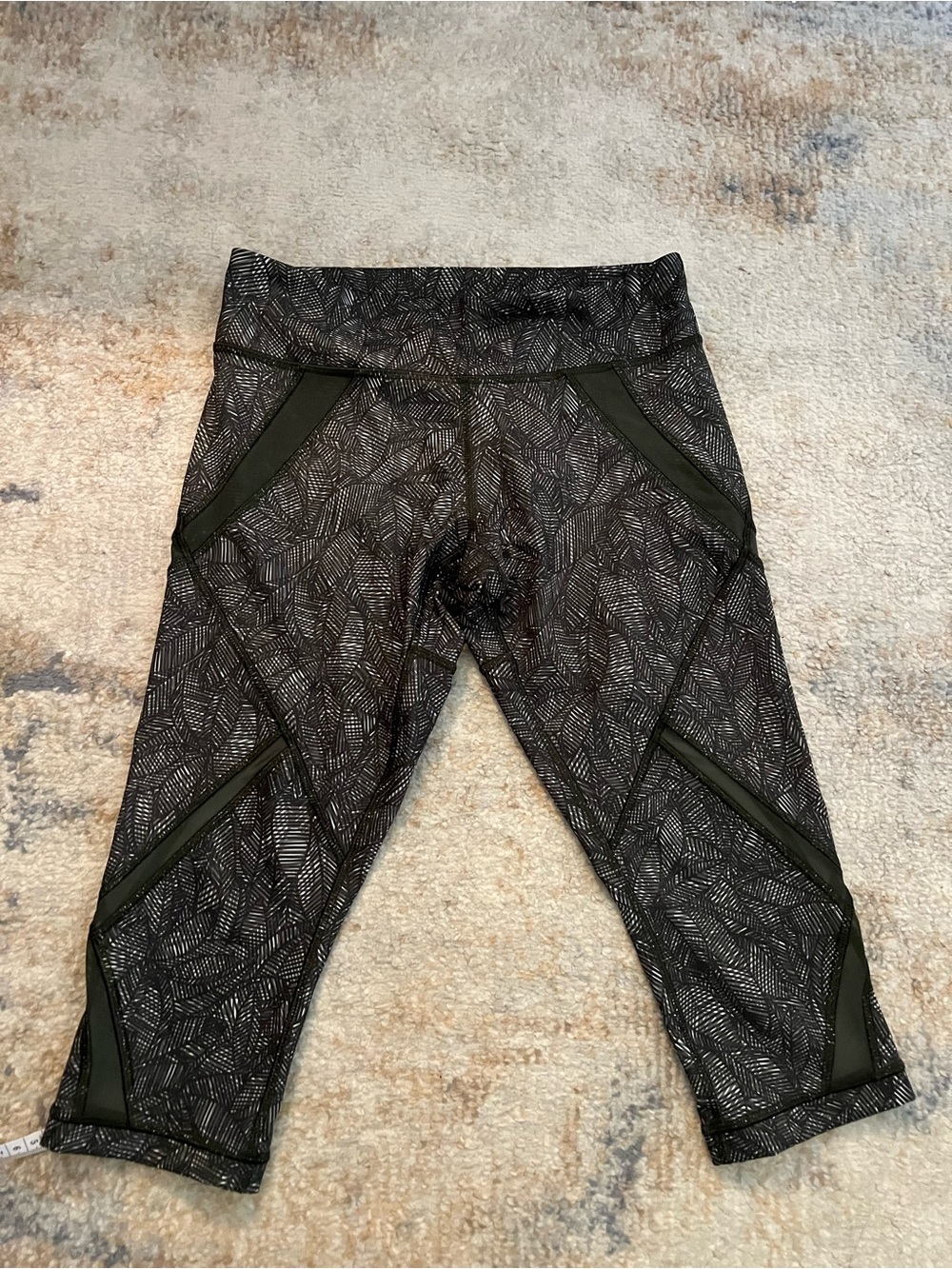 Lululemon Size 6 bike shorts Active Mesh-Panel Cropped Leggings, green(ish).